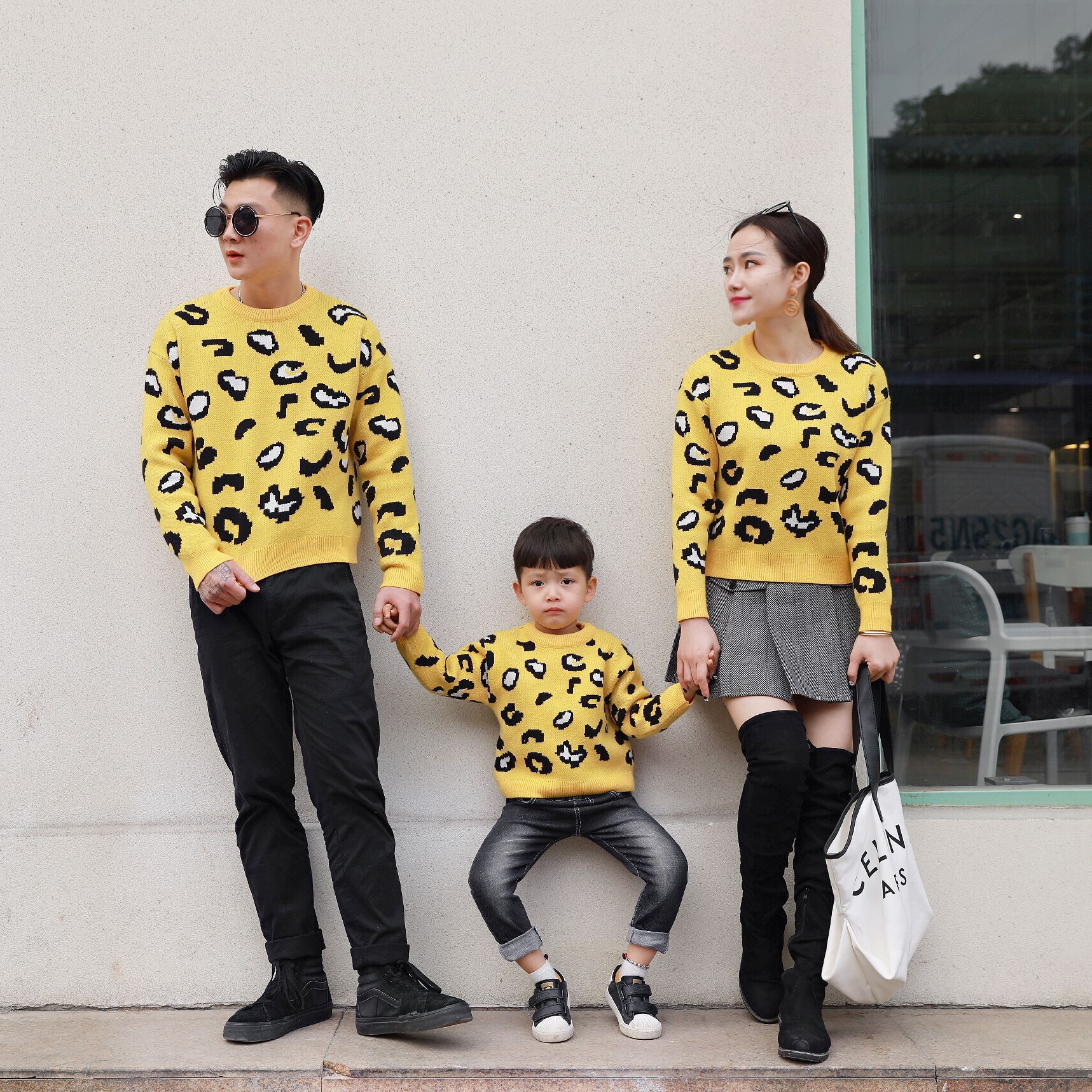 Семейные свитера 2025 года для семьи из трех человек, комплекты для мамы и ребенка, мама и дочка