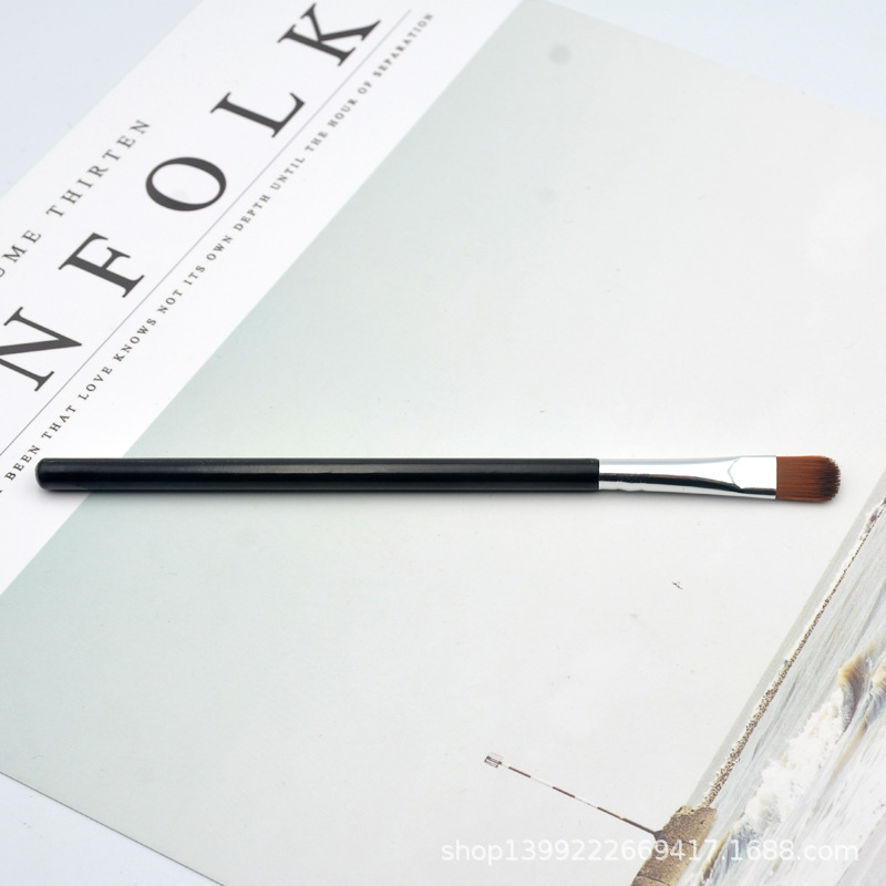 Factory direct single makeup brush new eye shadow brush beginner portable beauty makeup brush lip brush wholesale