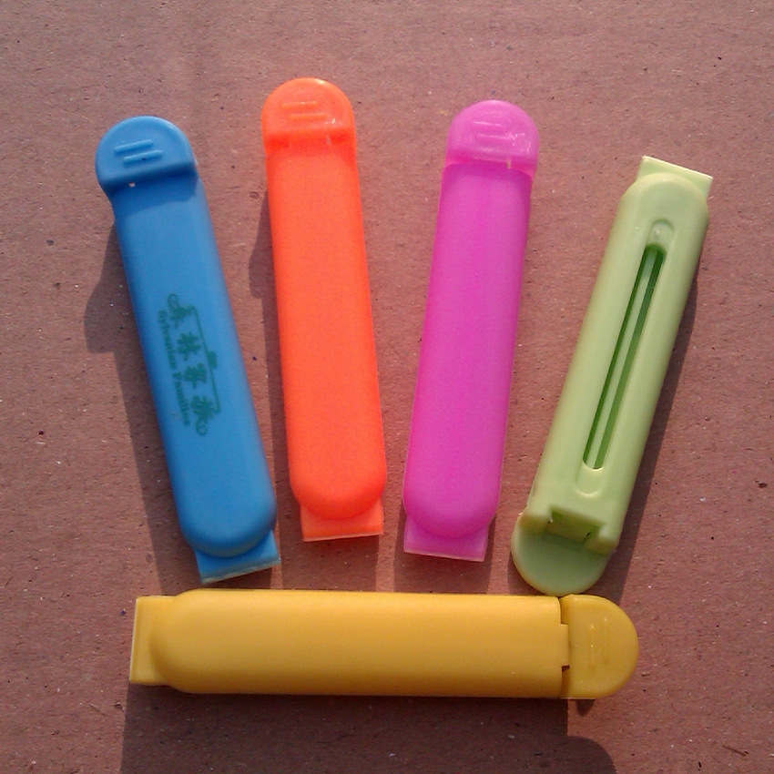 Factory wholesale food bag moisture-proof sealing clip plastic cartoon sealing clip large small size size optional LOGO printing