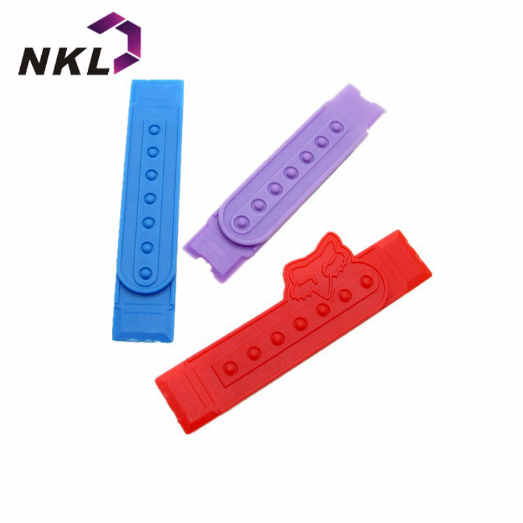 Manufacturers selling plastic cap buckle adjustment seven-hole breasted single and double-row hat accessories buckle plastic hole breasted GRS