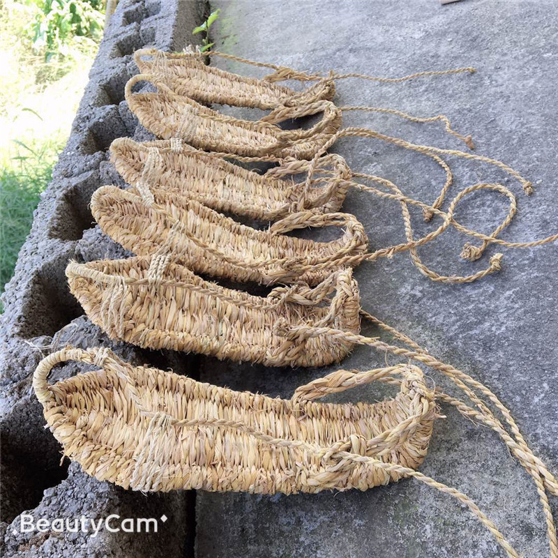 Factory wholesale hand-woven straw straw dragon beard grass drifting Red Army Long March straw shoes snow non-slip shoes