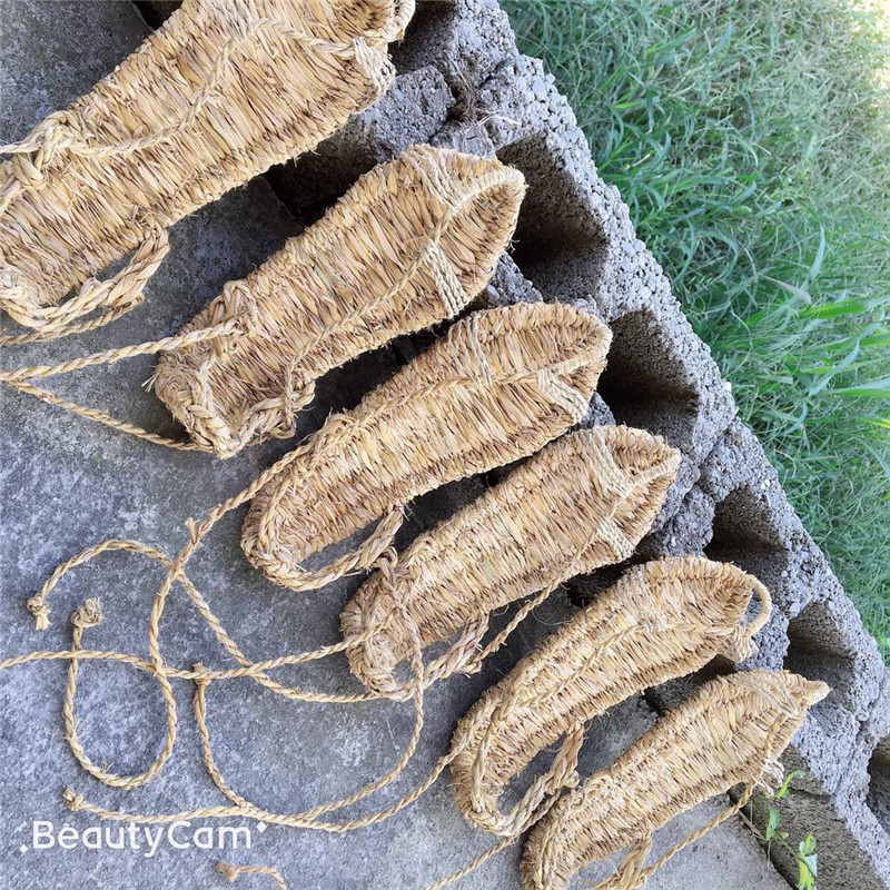 Factory wholesale hand-woven straw straw dragon beard grass drifting Red Army Long March straw shoes snow non-slip shoes