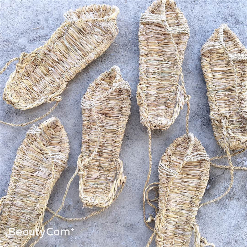 Factory wholesale hand-woven straw straw dragon beard grass drifting Red Army Long March straw shoes snow non-slip shoes