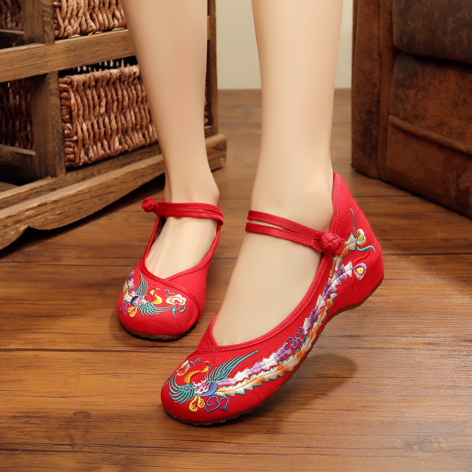 Recruit an agent wholesale old Beijing embroidered shoes women's ethnic style cloth shoes bride's wedding shoes square dancing