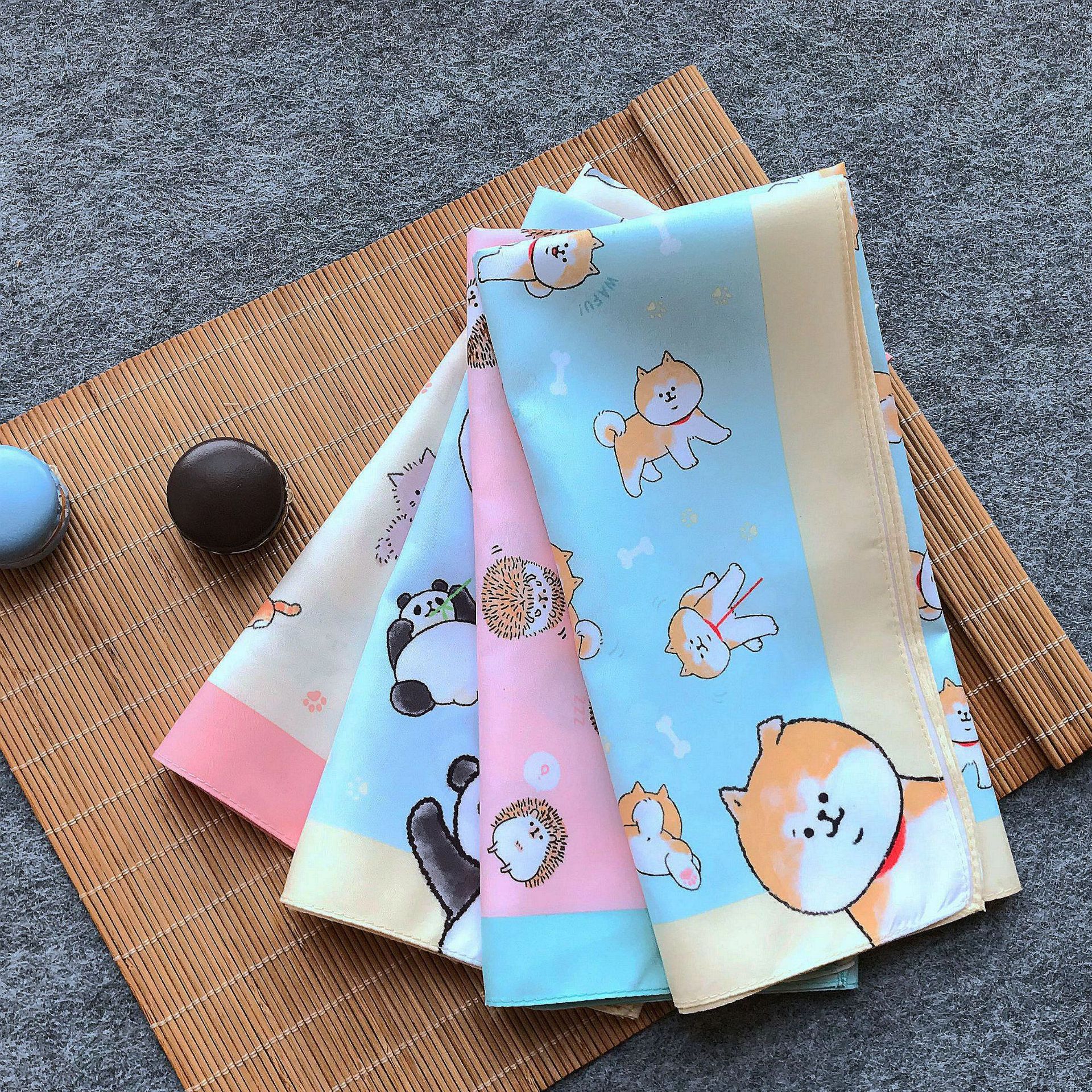 Наша фабрика имеет большой запас оберточных тканей, квадратных шарфов с мультяшным принтом из полиэстера, больших носовых платков, в японском и корейском стилях, универсальные и модные