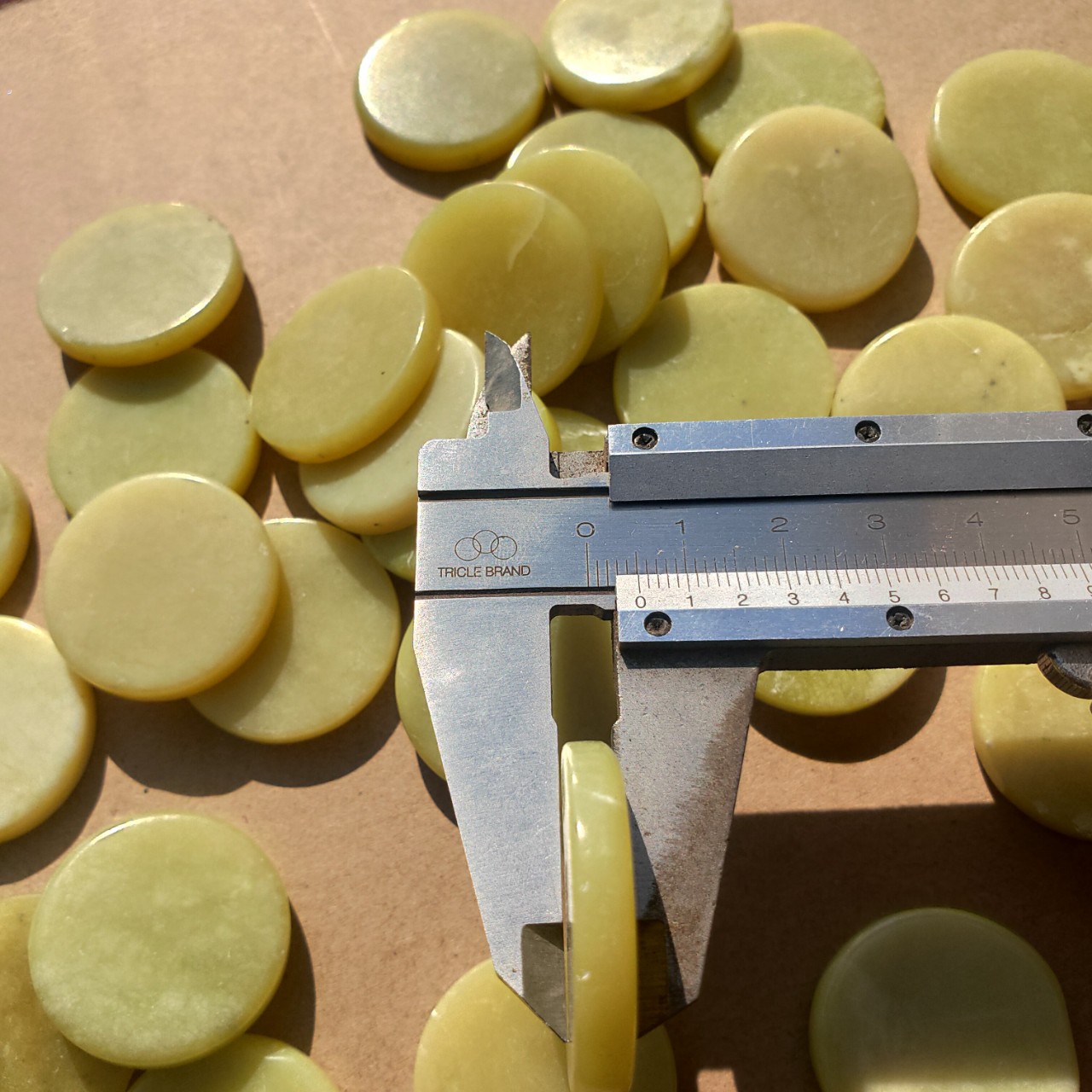 Wholesale light yellow jade piece A goods mattress cushion paste simple polished 30mm yellow jade wafer