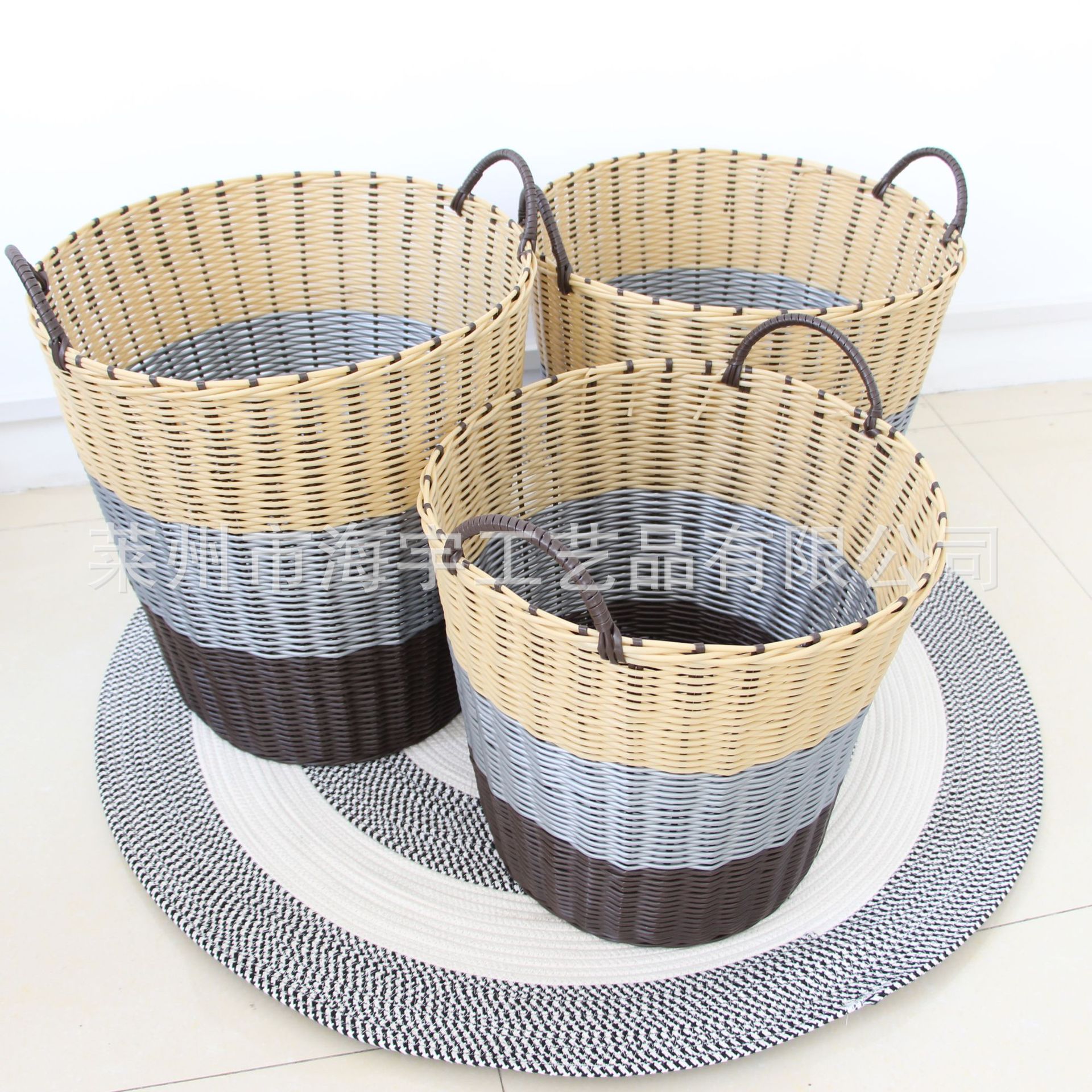 Корзина для грязного белья пластиковая плетеная простая для хранения одежды и игрушек