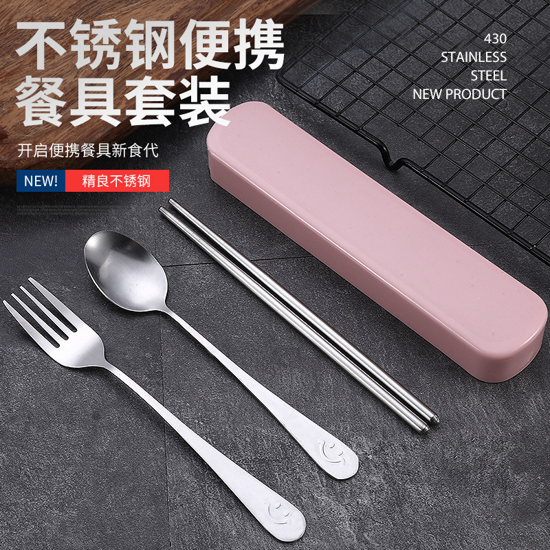 Оптовый набор портативных столовых приборов из нержавеющей стали, палочки, вилка, ложка, упаковка, набор с ручкой в виде смайлика, подарок