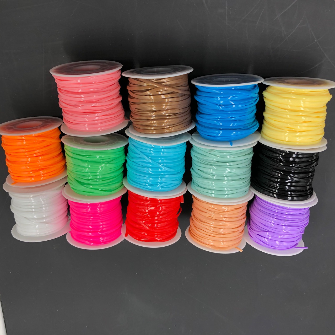 Кросс-бордерная электронная коммерция, специализирующаяся на экологически чистой ПВХ пластиковой 14-цветной DIY плетеной веревке (плоская проволока) ручная пластиковая веревка