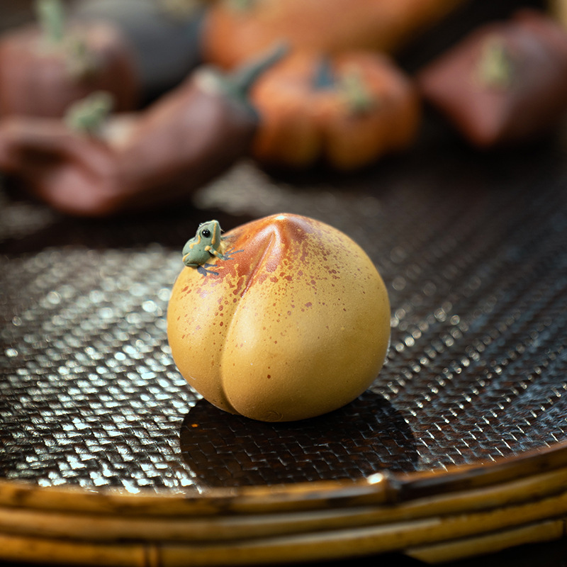 Yixing Purple Sand Tea Pet Spraying Water Frog Pumpkin Ornaments Bionic Peach Banana Fruit Tea Set Accessories Sculpture Can Be Raised