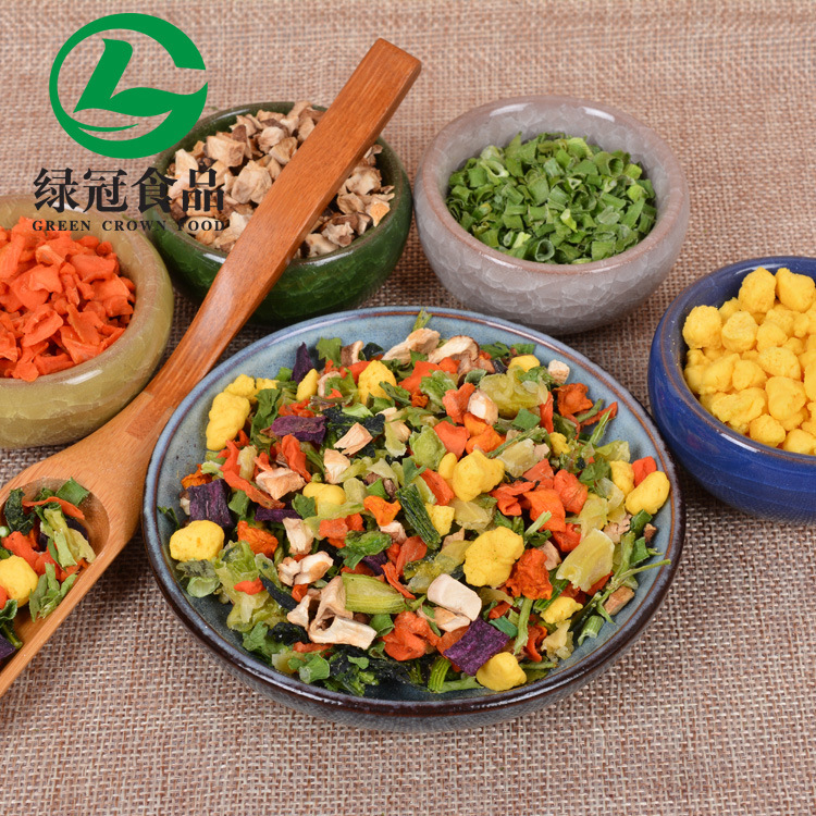 Сушеные овощи: морковь, кольраби, зеленая капуста, лук, кинза, фиолетовый сладкий картофель, грибы шиитаке, кубики яиц, готовые к употреблению