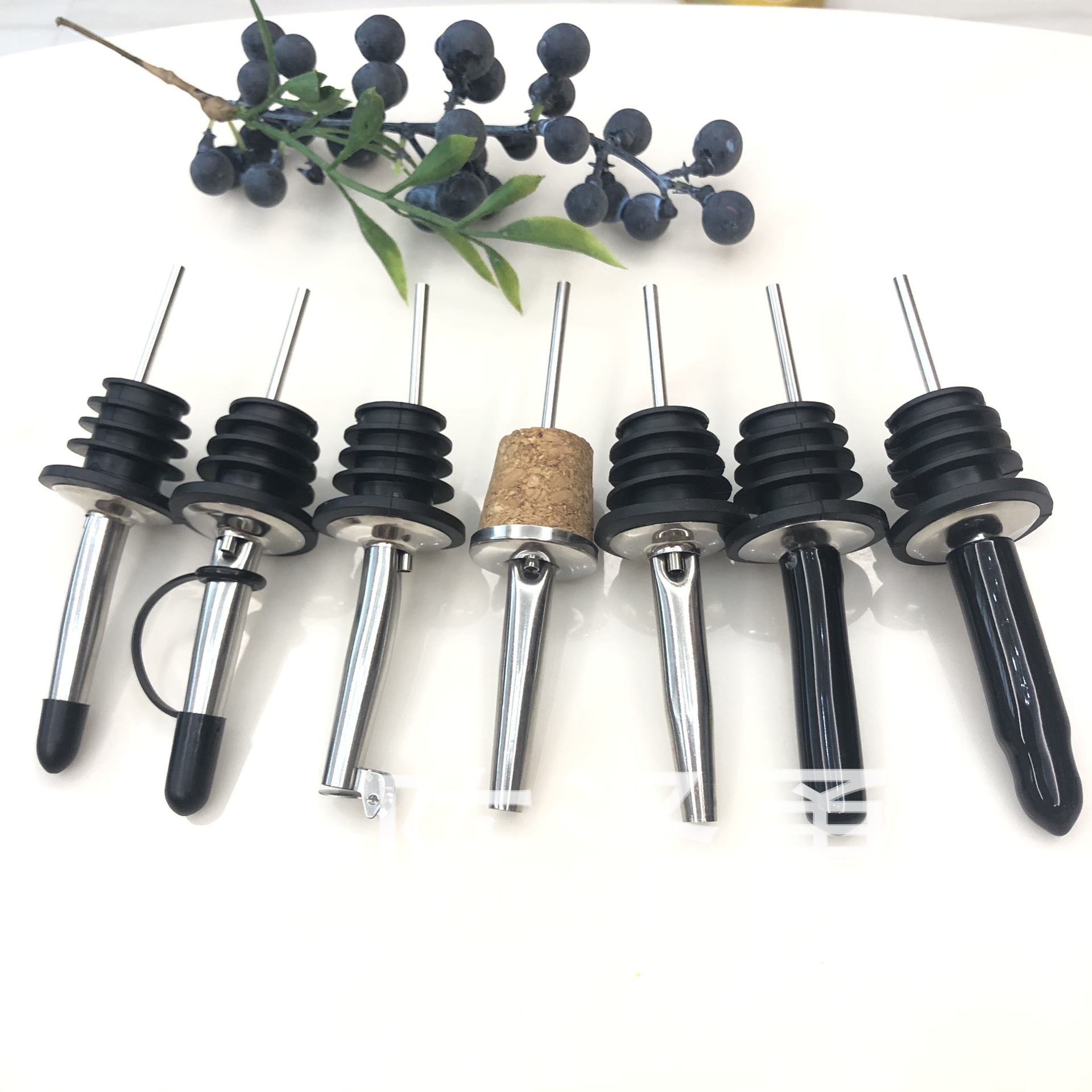 Factory direct stainless steel wine pourer pour mouth cocktail shaker with CAP Black Cap long cap wine bottle stopper
