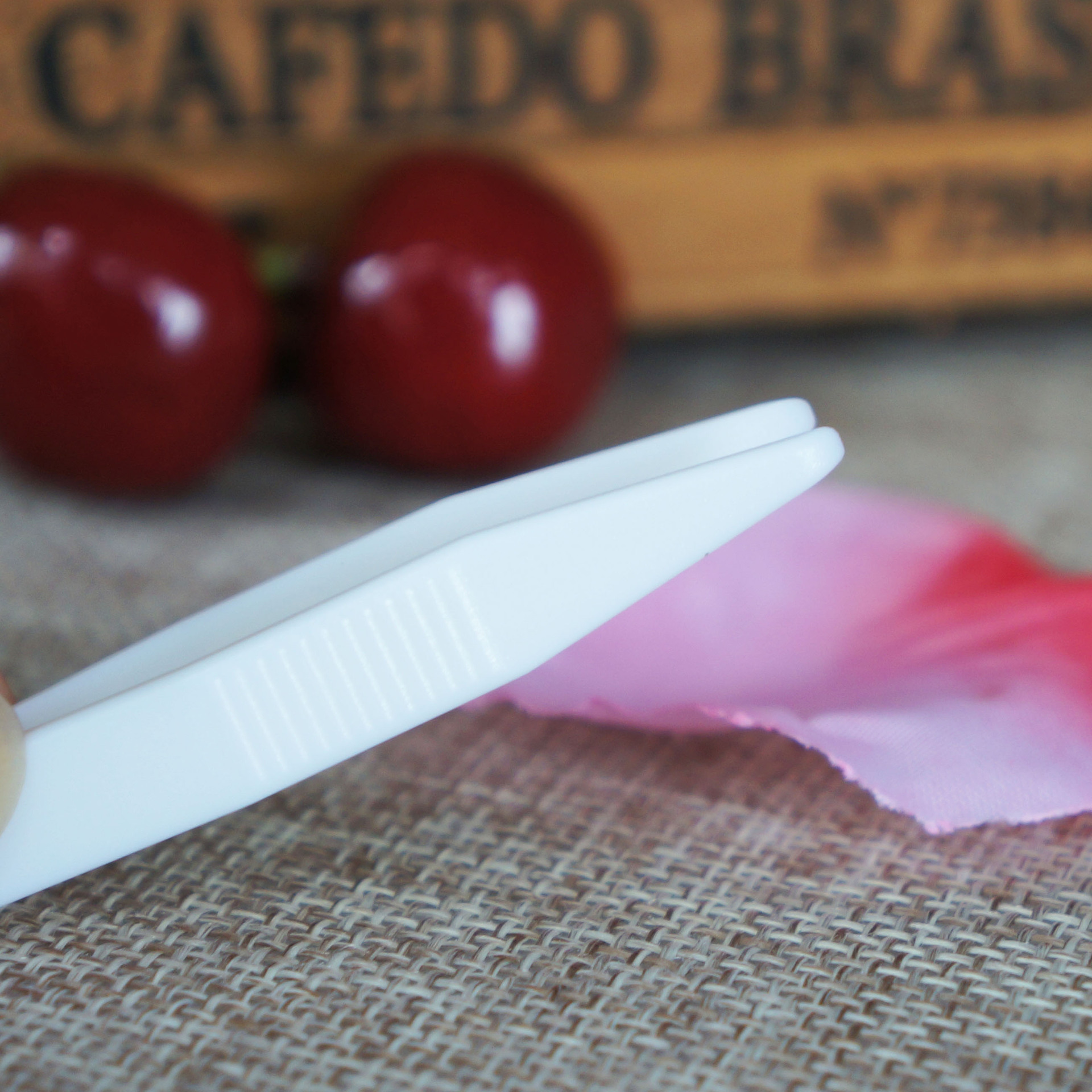 Plastic tweezers Y fork lace double eyelid clip plus hard non-slip new material tight clip white mask clip