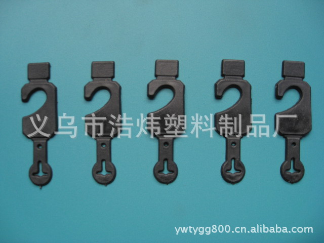 Manufacturers low-cost supply of plastic small hooks. belt hook. The display hook number is E-2. It is PE recycled material.