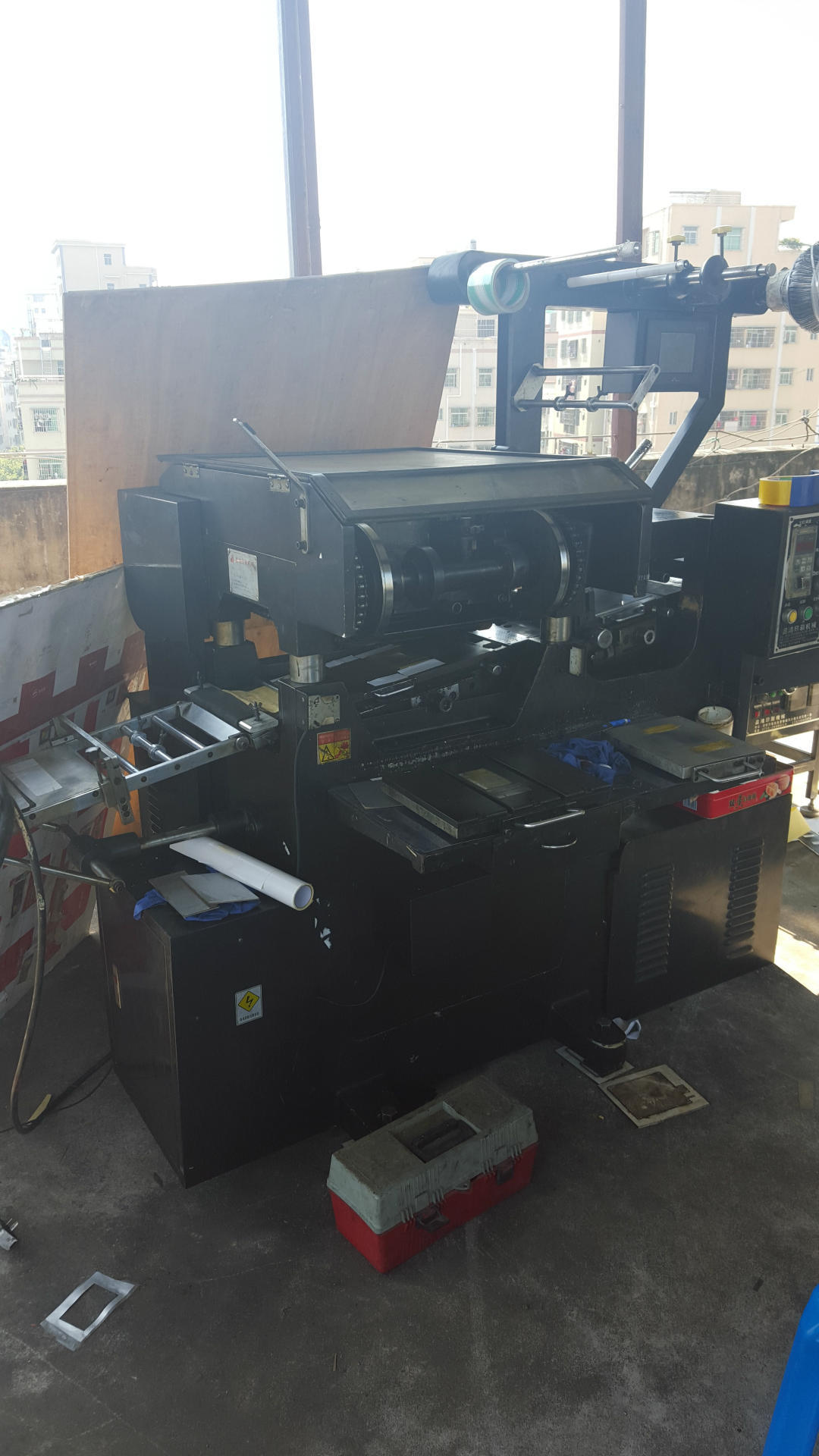 Продажа и приобретения, использованная машина для наклеек и высечки в Гуанчжоу