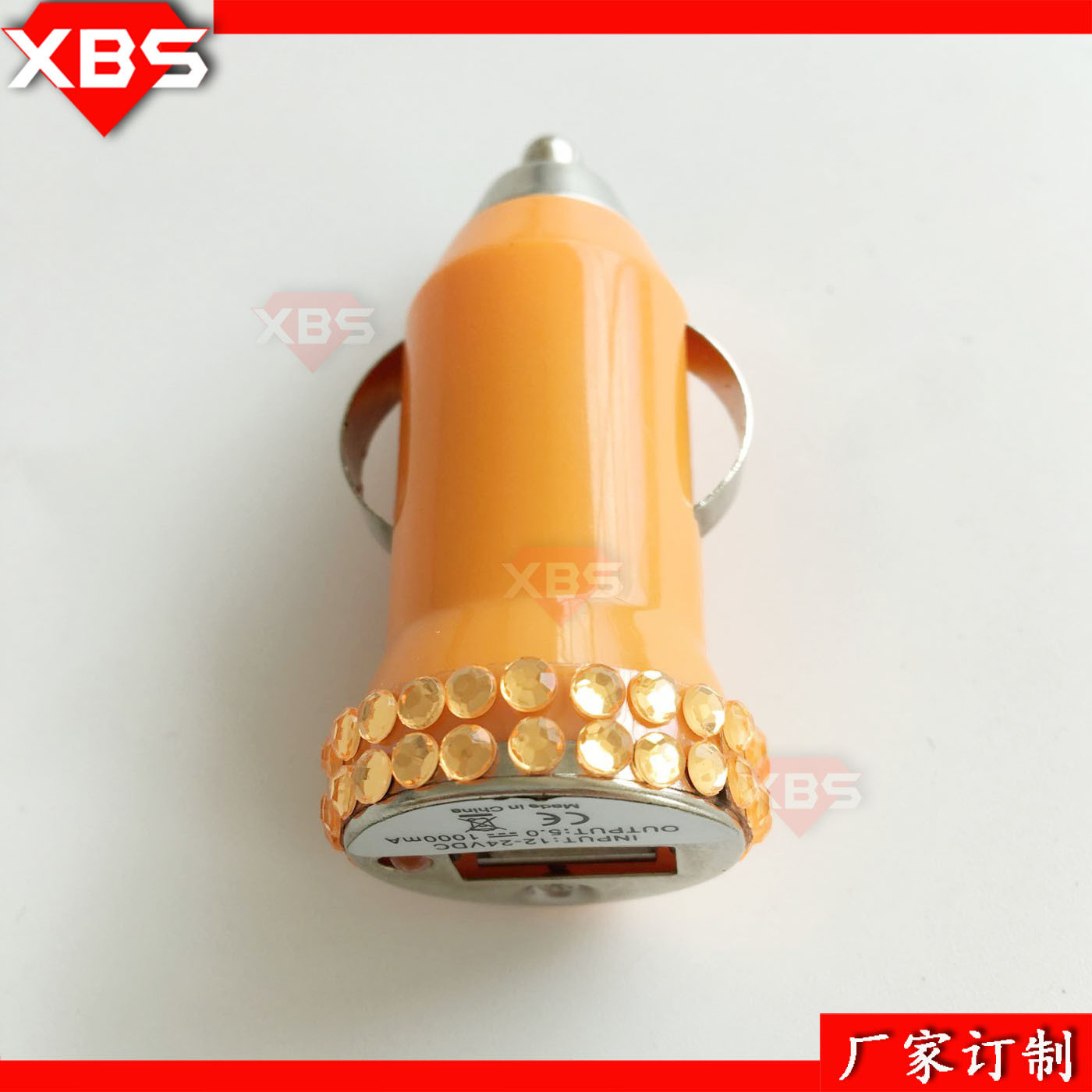 Производитель предлагает мобильный источник питания с бриллиантами, автомобильное зарядное устройство, кабель для передачи данных с бриллиантом, наклейку с кристаллом