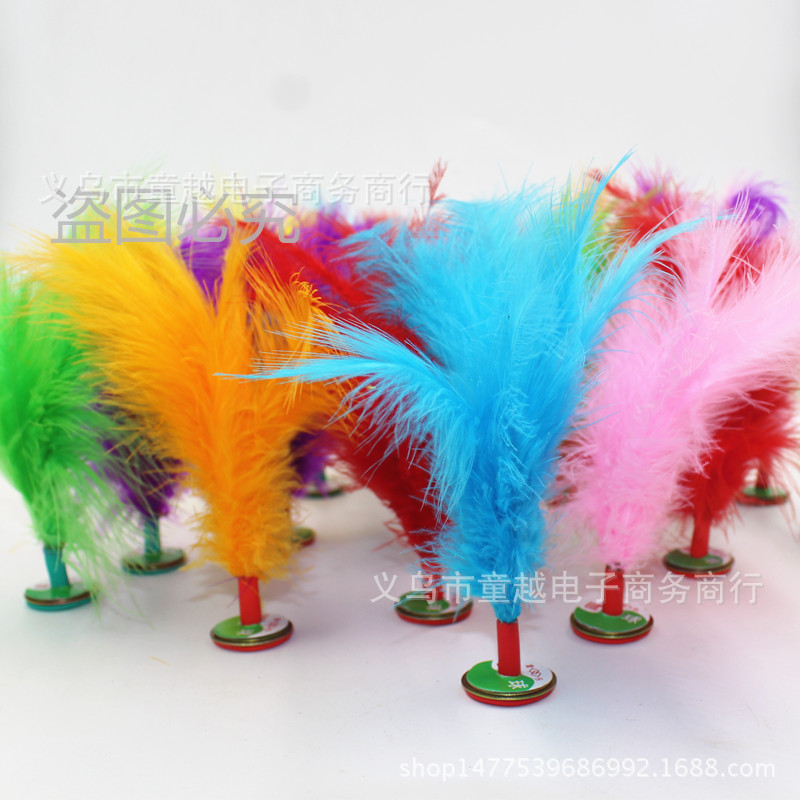Оптовая продажа воланчиков из куриного пера для детских соревнований