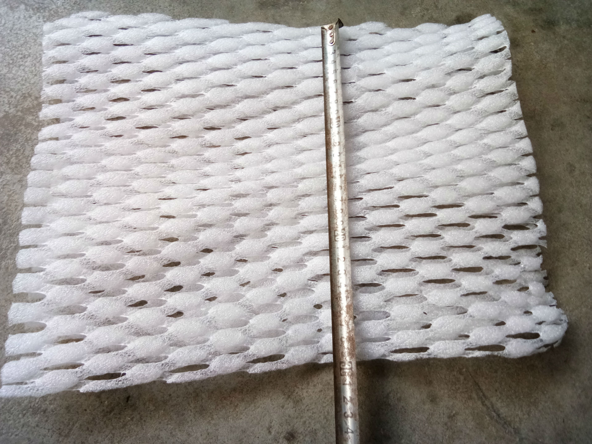 Pe Pearl Cotton Mesh Pad Anti-Wear Cushioning Foam Mesh Foam Mesh Packaging Plastic Basket Pad Elastic Foam Cushioning Packaging