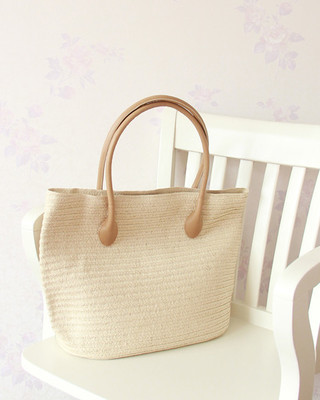 Простая и модная большая плетеная сумка для отпуска