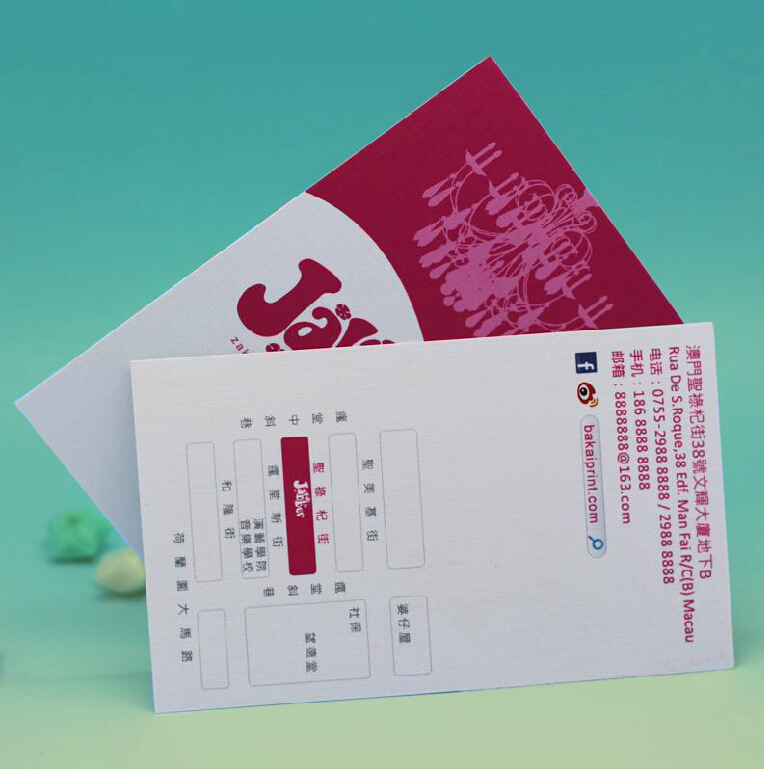 Производители производят лакированную бумагу, дизайн и печать визитных карточек