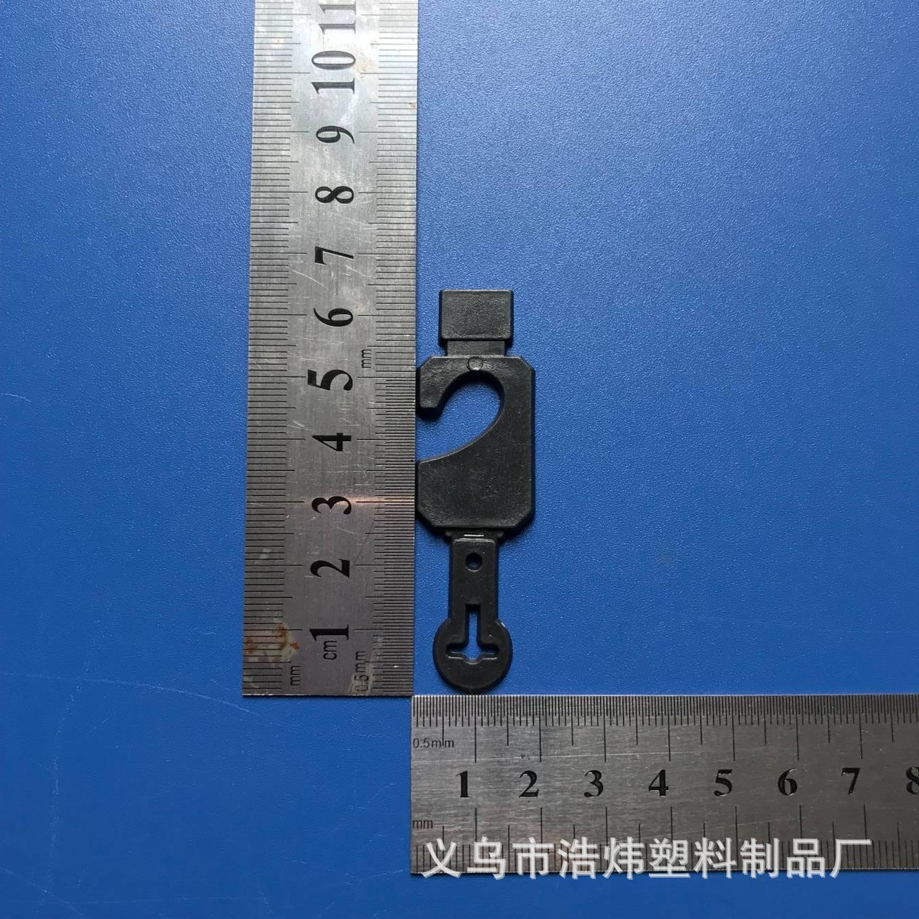 Manufacturers low-cost supply of plastic small hooks. belt hook. The display hook number is E-2. It is PE recycled material.