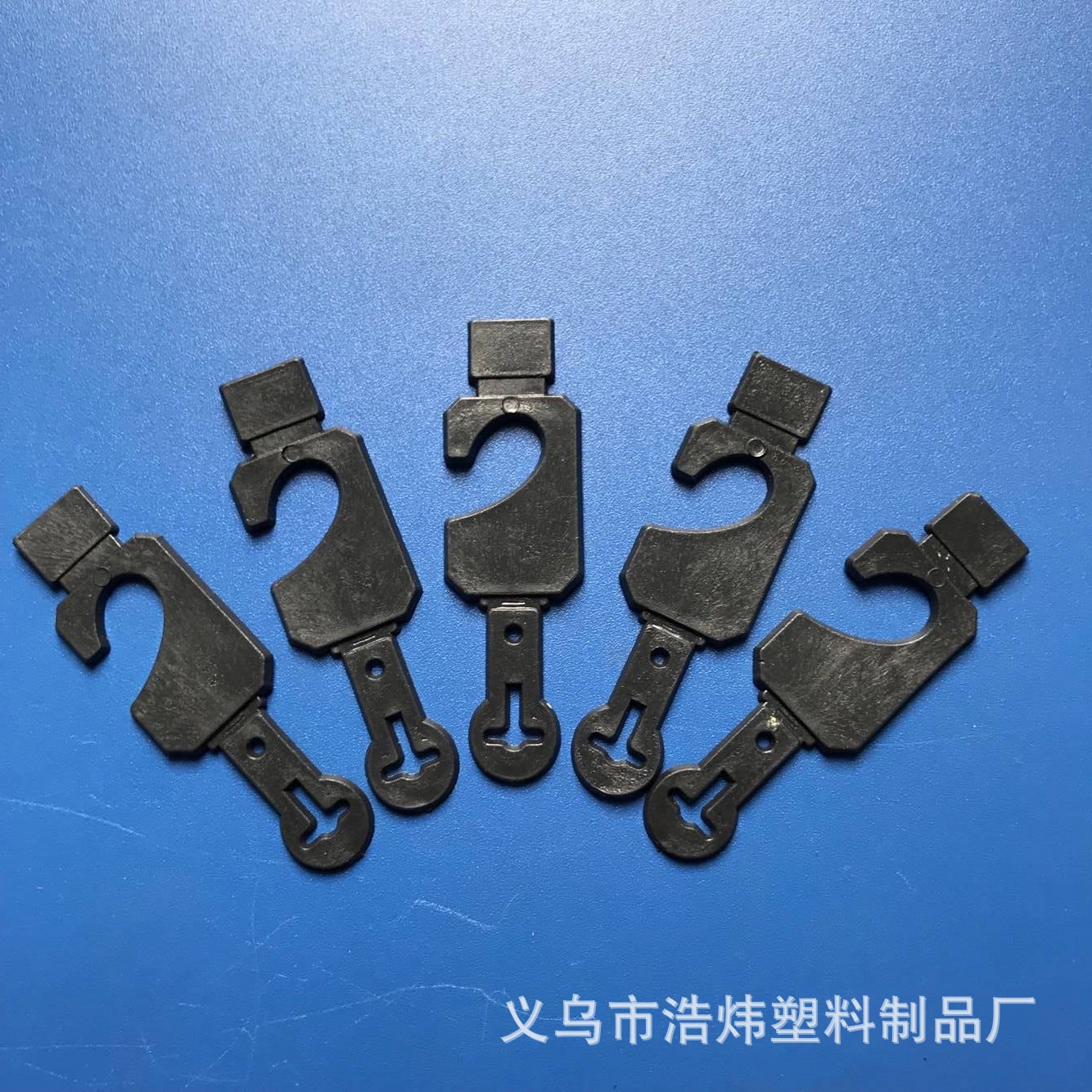 Manufacturers low-cost supply of plastic small hooks. belt hook. The display hook number is E-2. It is PE recycled material.