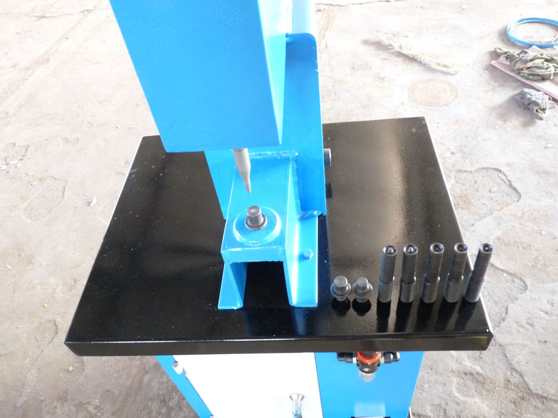 Pre-holiday special offer 2015 low price promotion high quality QM-24B pneumatic car shoe riveting machine