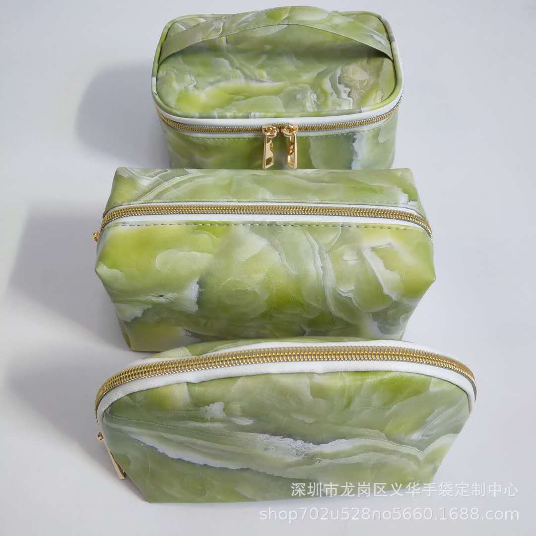 Производители предлагают большое количество косметичек из ПУ, трикотажные прозрачные сумки для путешествий