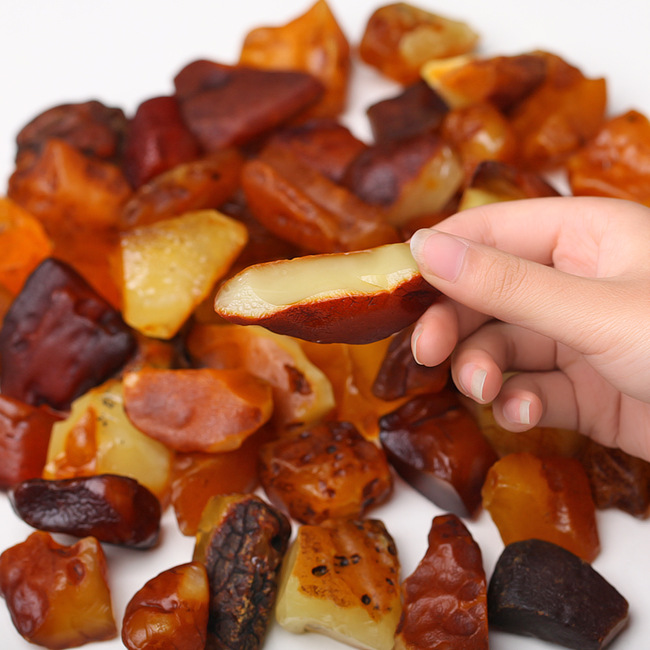 Natural non-optimized beeswax raw stone Amber chicken oil Yellow full honey gold twisted honey beads barrel beads loose beads with beads live