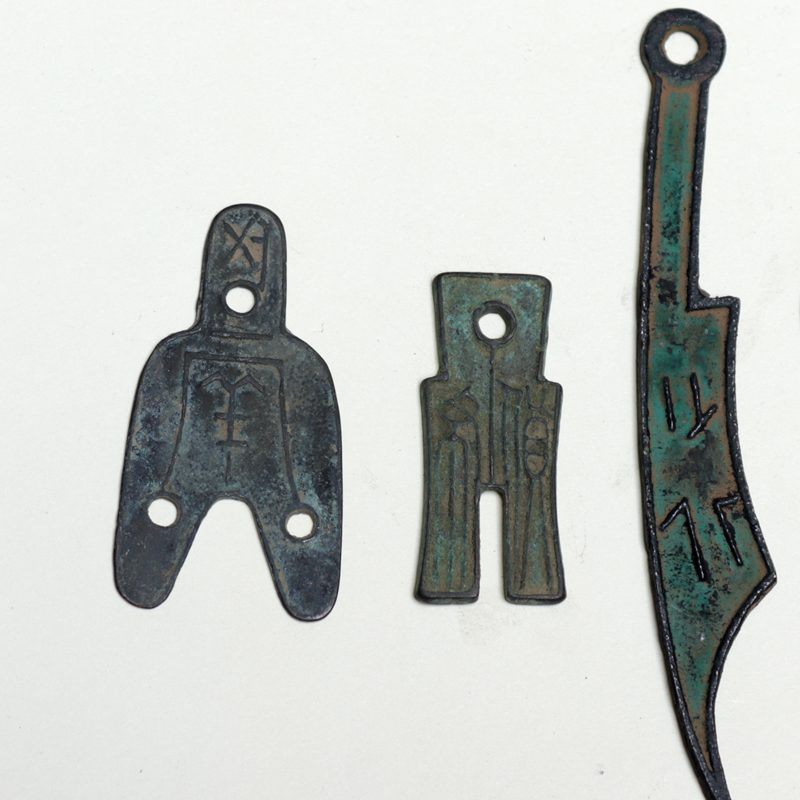 Ancient coins, knives, coins, three-hole coins, Treasury coins, Wang Mang money, a knife, a set of five thousand warring States knives and coins