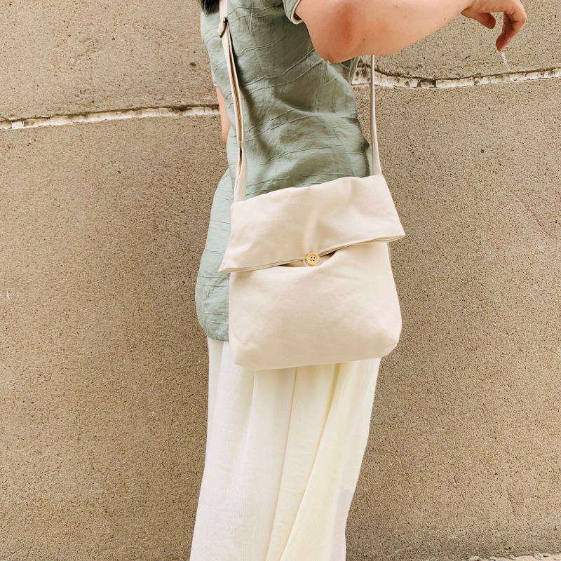 Factory supply DIY blank slung shoulder canvas bag hand-painted personalized shopping gift student book bag