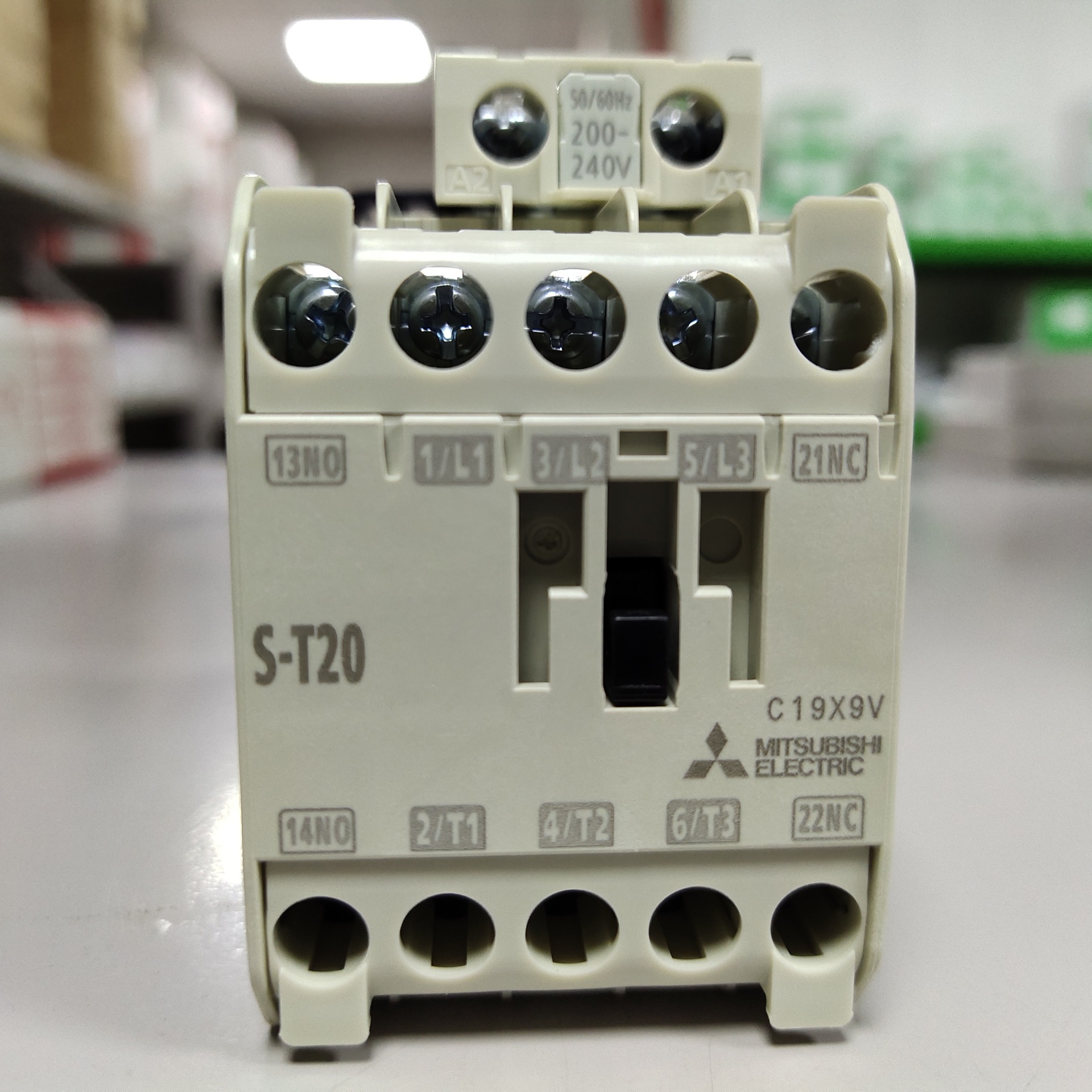 MiTSuBiShi OriginAl AC ConTAcTor S-T80 AC100V AC110V 2A2B C STock New in STock