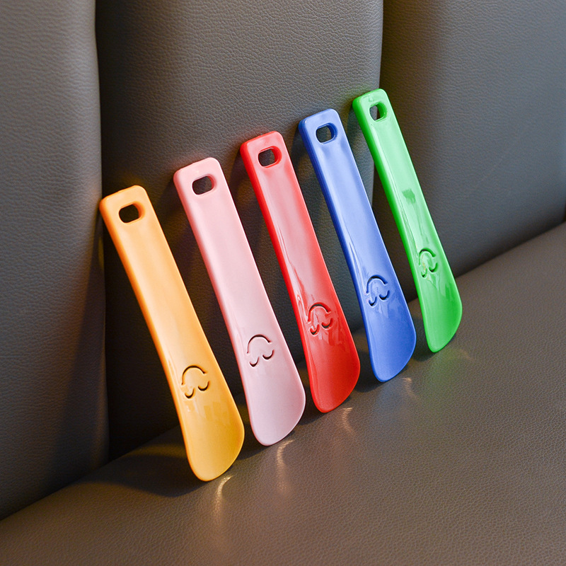 Shoe puller smiley face shoe lifting device shoe wearing artifact mini portable shoes Slipper household plastic small gift shoe smoking wholesale