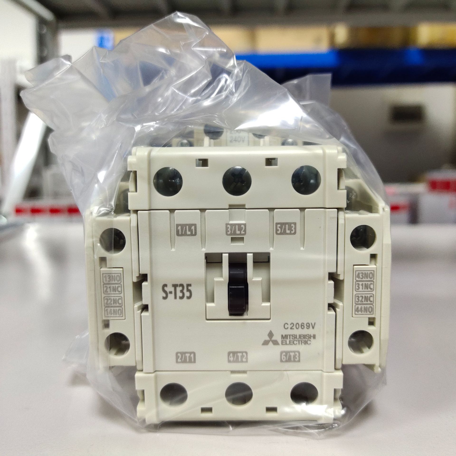 MiTSuBiShi OriginAl AC ConTAcTor S-T80 AC100V AC110V 2A2B C STock New in STock