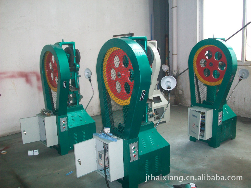 Производитель полностью автоматических таблеточных прессов демонстрирует однопоршневой таблеточный пресс Малый автоматический таблеточный пресс