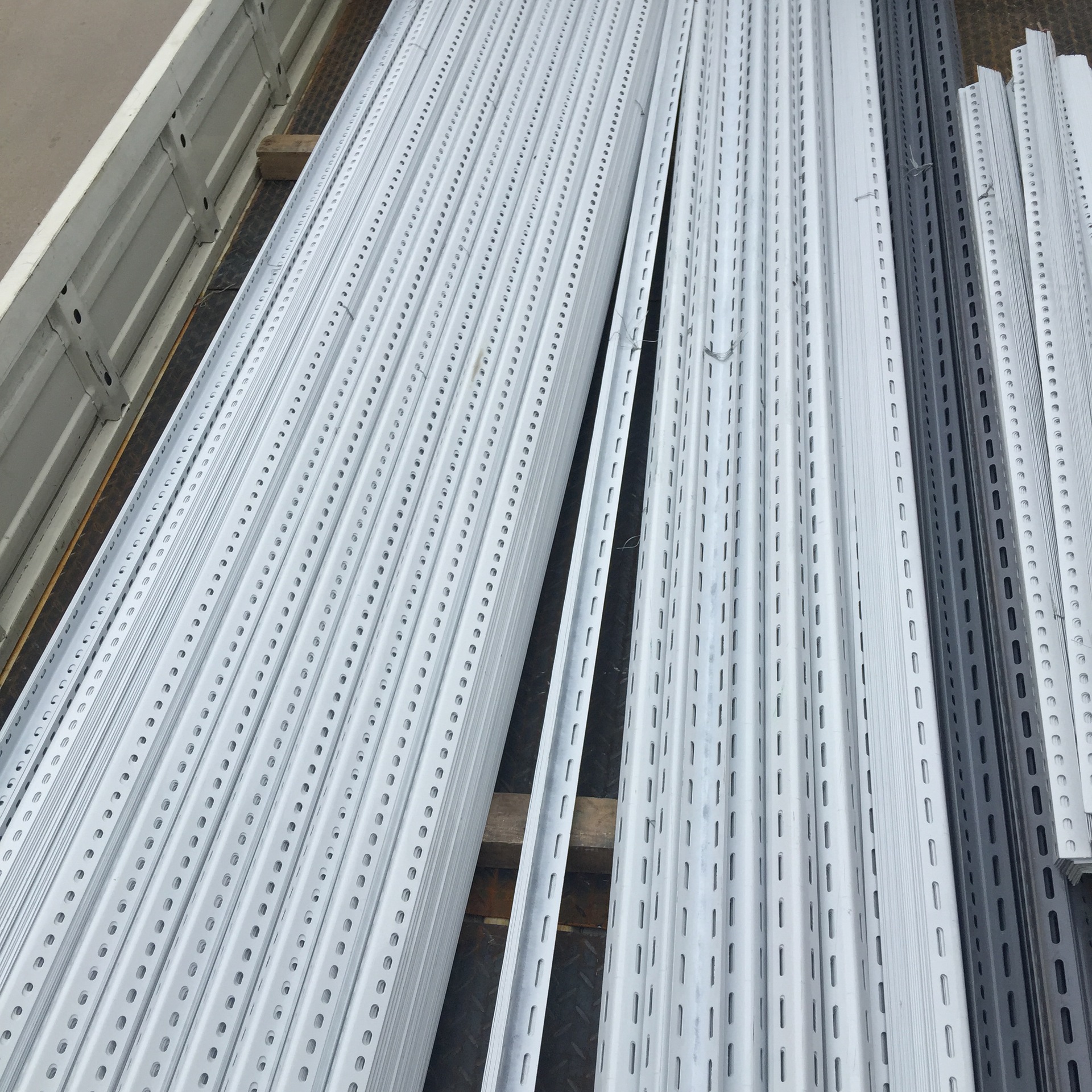 Angle Steel, White Steel Shelves, Triangular Steel Strips, Perforated Angle Iron Brackets, Perforated Angle Steel with Holes