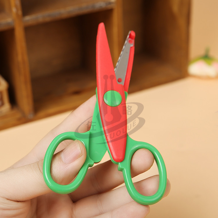 Child safety plastic handmade DIY photo album photo lace scissors student scissors 5 inch kindergarten fun scissors