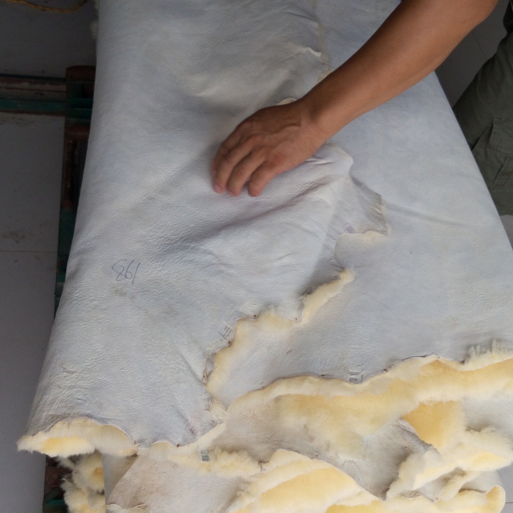 Whole Piece of Fur Integrated with Wool Shearling Sheep Leather Custom Manufacturer Shoe Lining Leather Warm and Cold-Resistant Leather Wholesale