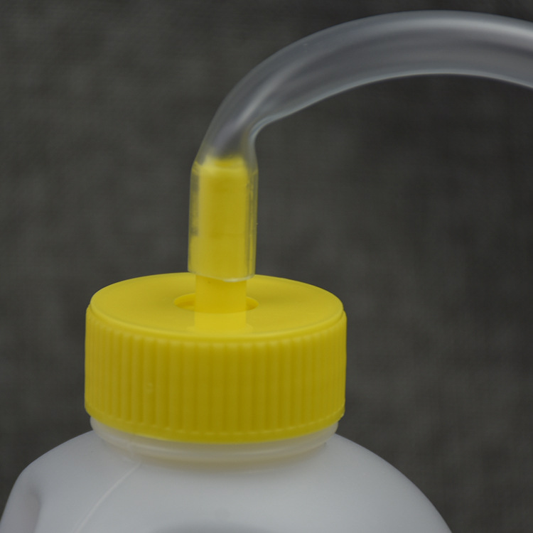 Manufacturers Supply Plastic Urinal 1700ML Urinal with Tube Hospital Bed Urinal for the Elderly and Bedridden Use