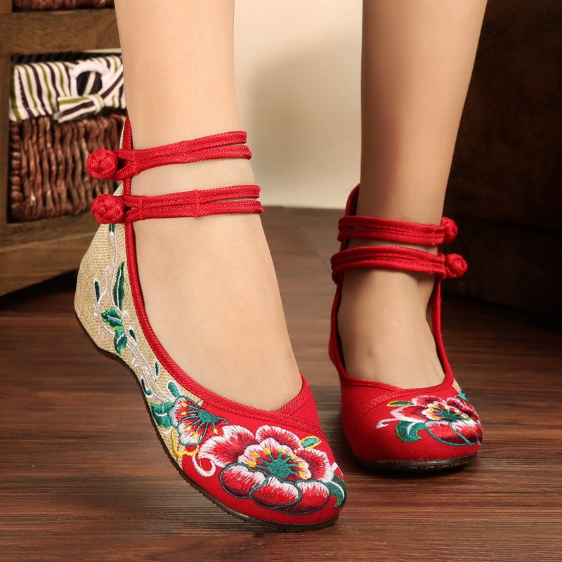 Recruit an agent wholesale old Beijing embroidered shoes women's ethnic style cloth shoes bride's wedding shoes square dancing