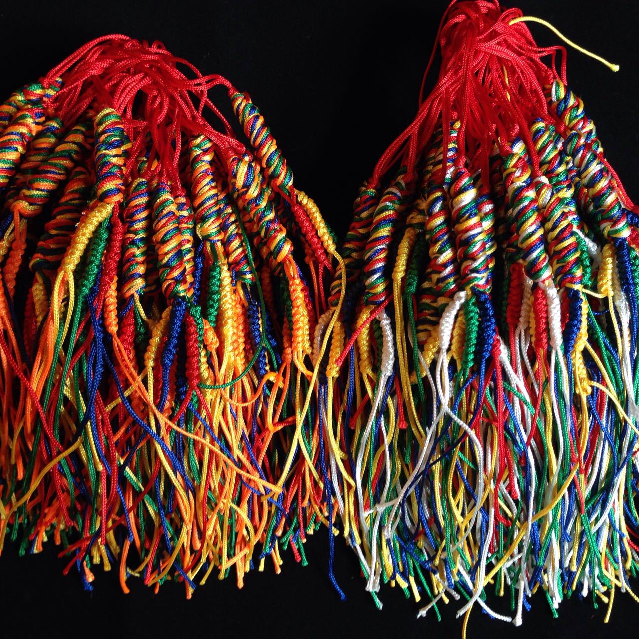 Подвеска из алмазного узла с цветной веревкой