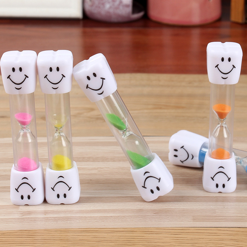 Direct Selling Wholesale 3-Minute Creative Kidsren's Toothbrushing Ornament Timer Mini Promotional Small Gift Smiley Face Hourglass