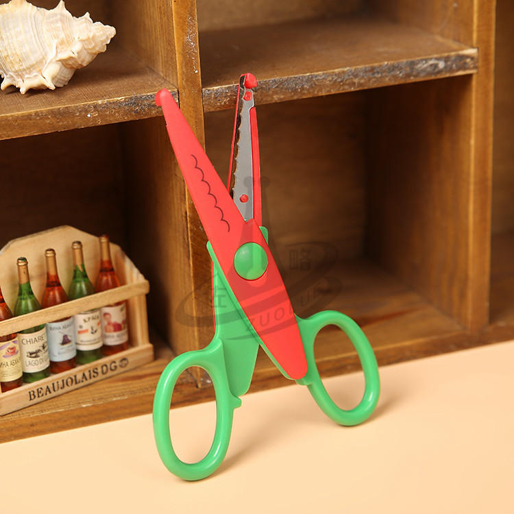 Child safety plastic handmade DIY photo album photo lace scissors student scissors 5 inch kindergarten fun scissors