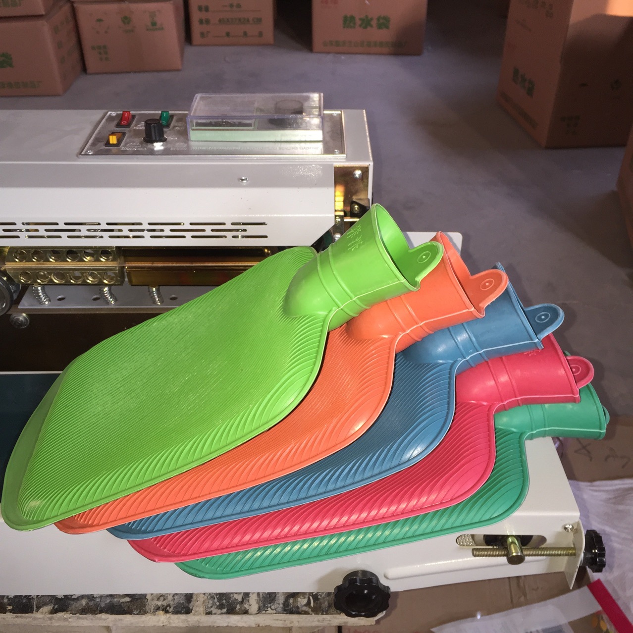 2000ml rubber hot water bag water injection warm water bag thickened cloth warm handbag multi-color large favorably factory