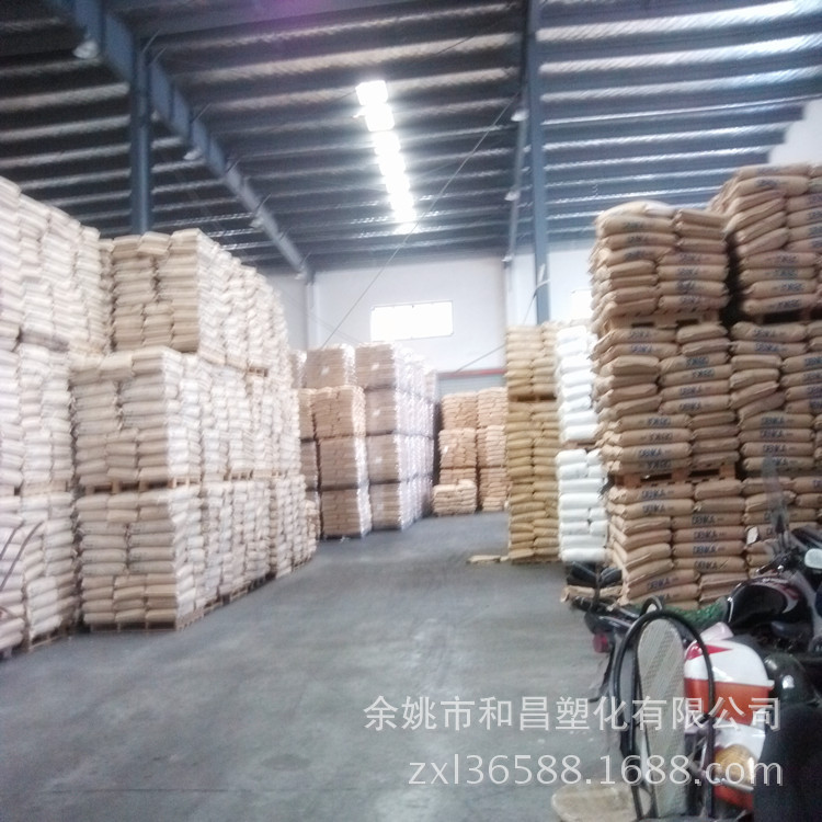 Специальный мастербатч с наполнителем из сульфата бария снижает затраты, уменьшает усадку, экологически чистый, перерабатываемый, доступен на складе по сниженным ценам