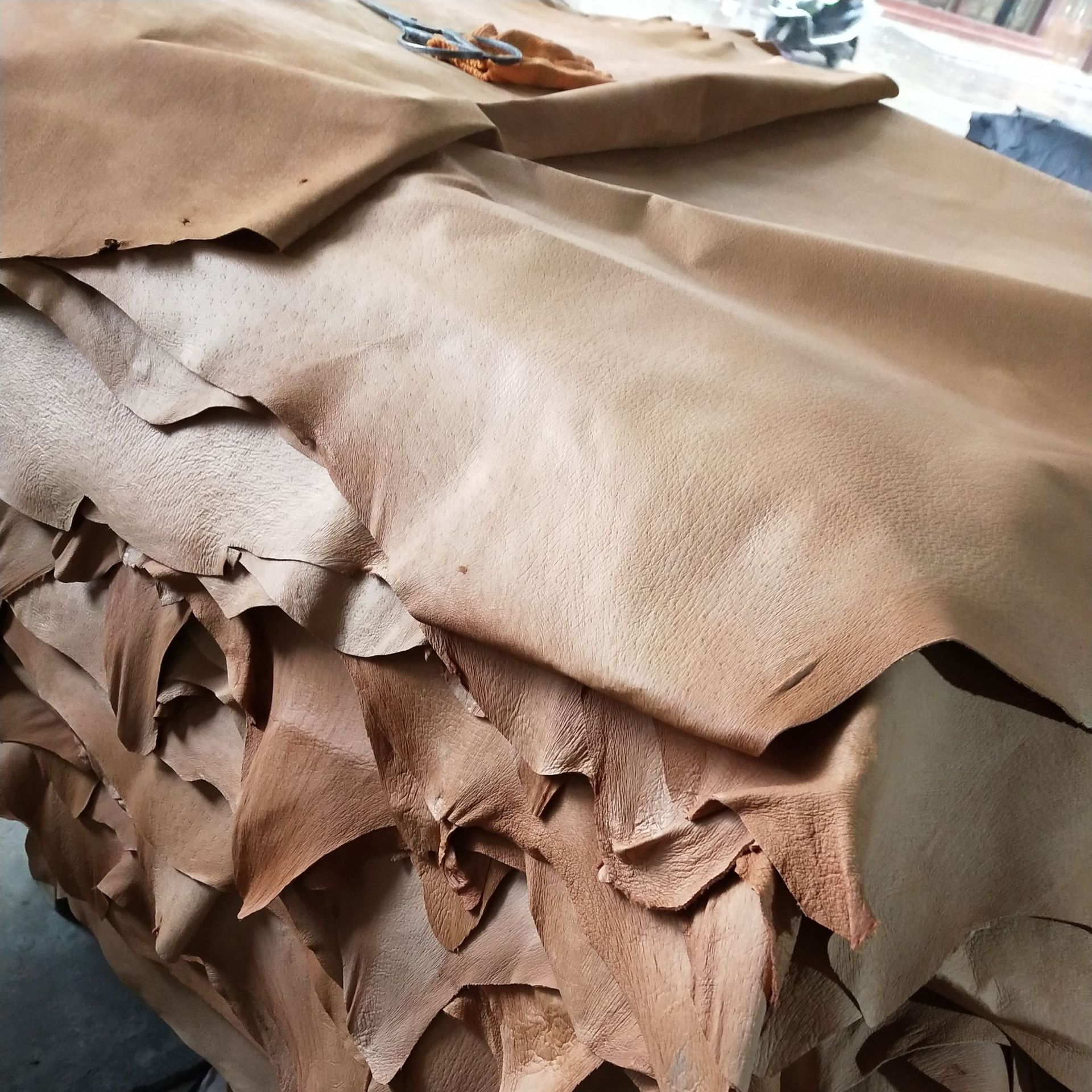 Фабричная кожа свиней для обуви, оптовая продажа