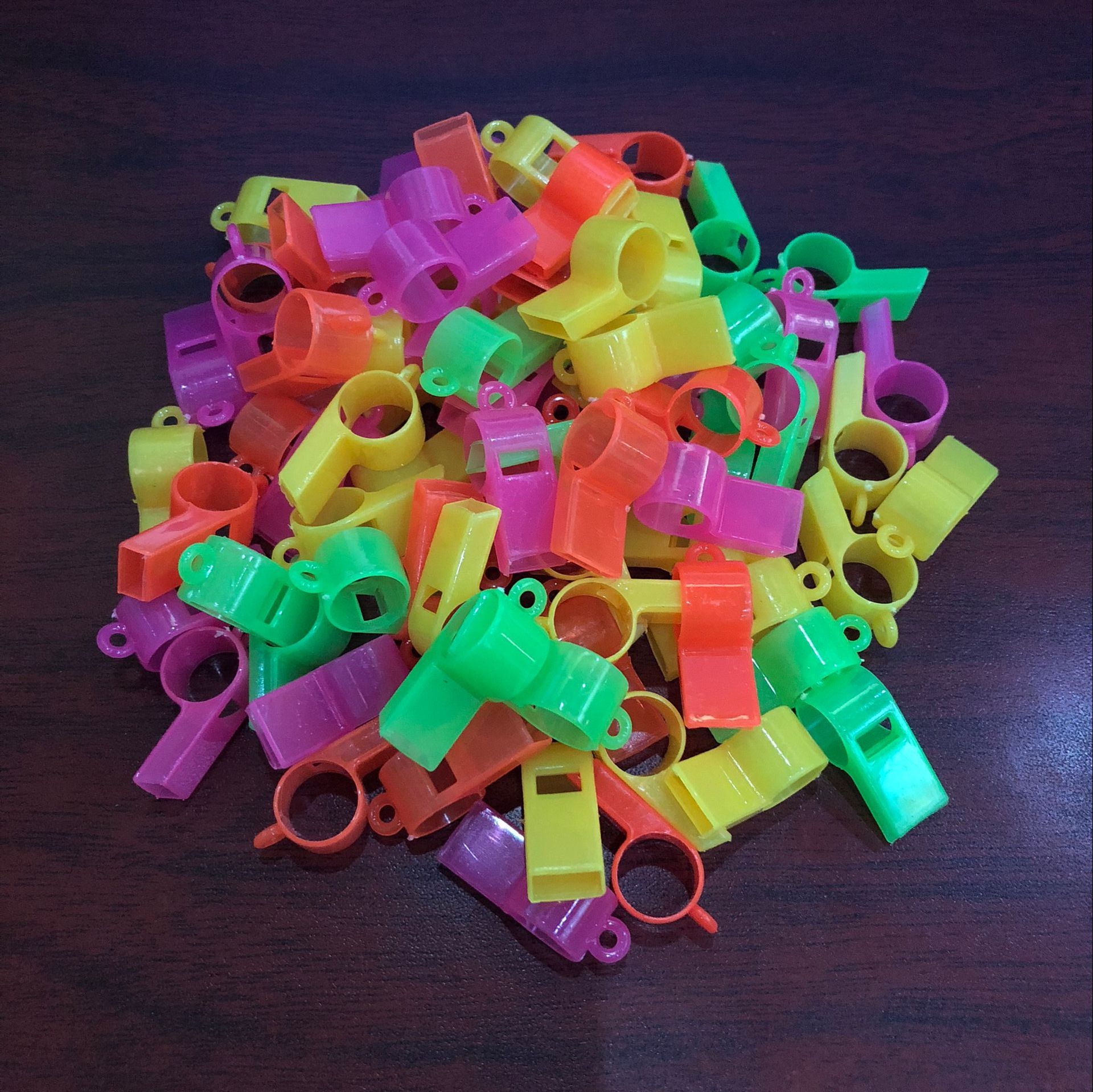 Профессиональное производство пластиковых подарков, маленьких игрушек, мини цветных свистков, маленьких подарков, гашапон шаров, подарков