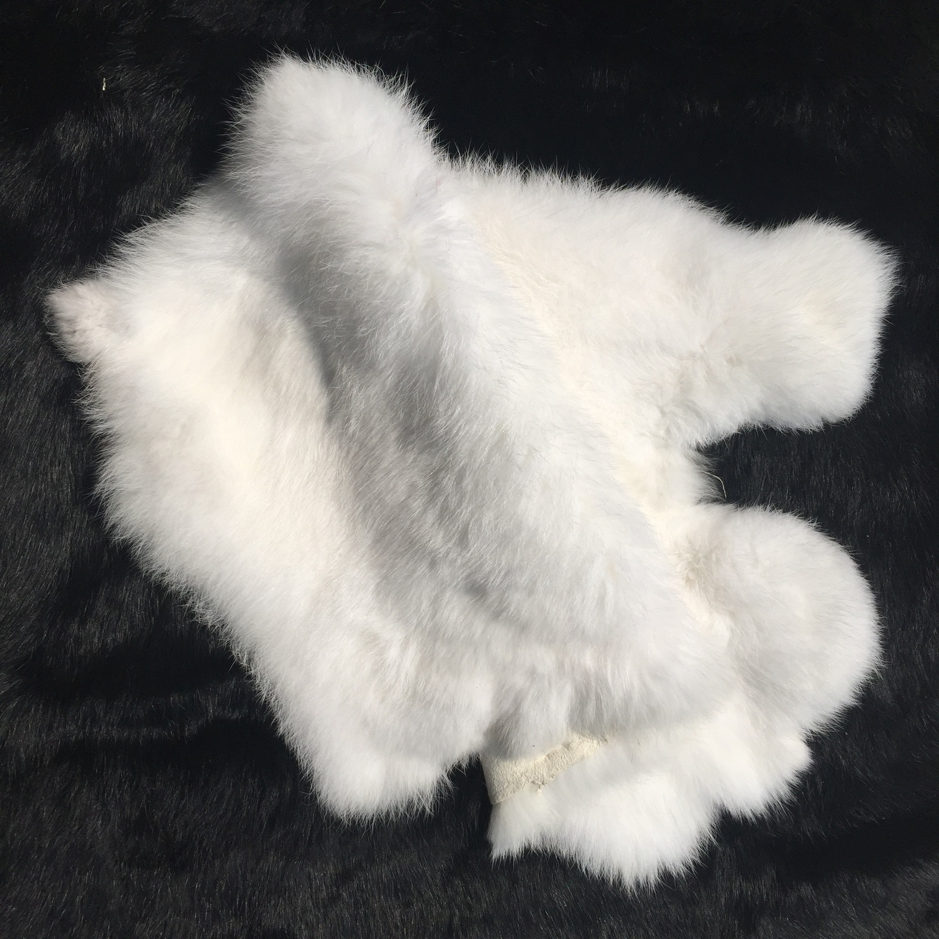 The Whole Piece of Rabbit Skin Has a Colorfulful Home Rabbit Skin and Cooked Skin. the Finished Fur Raw Material Is a Whole Piece of Rabbit Fur Decoration with a Warm Fur Collar