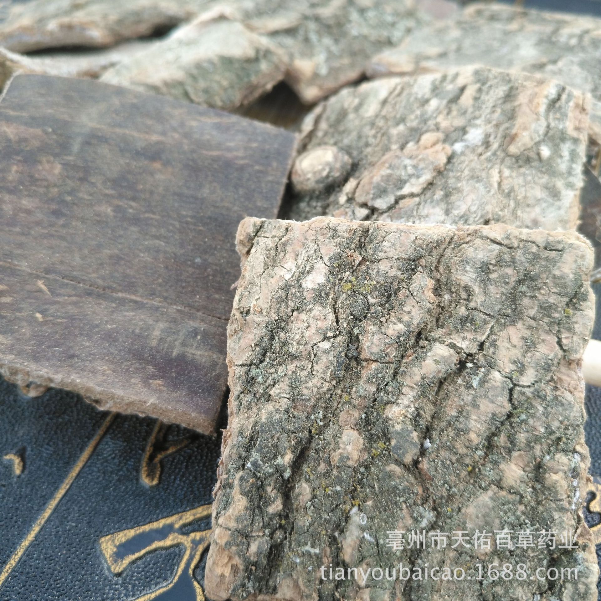 Eucommia Chinese Medicinal Materials in Bulk 500g New Arrival Eucommia Bark Eucommia Blocks Various Specifications Wholesale Eucommia Bark