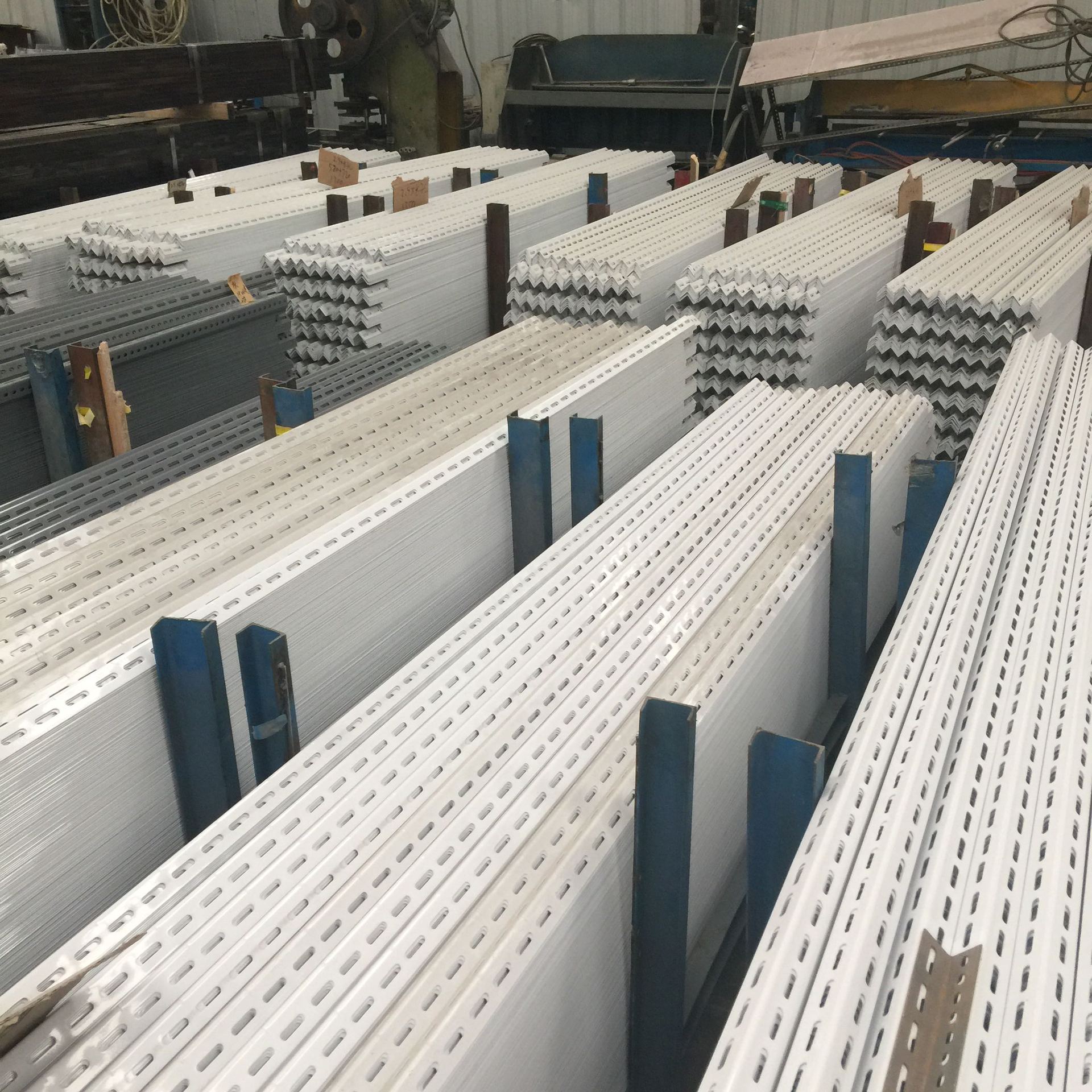 Angle Steel, White Steel Shelves, Triangular Steel Strips, Perforated Angle Iron Brackets, Perforated Angle Steel with Holes